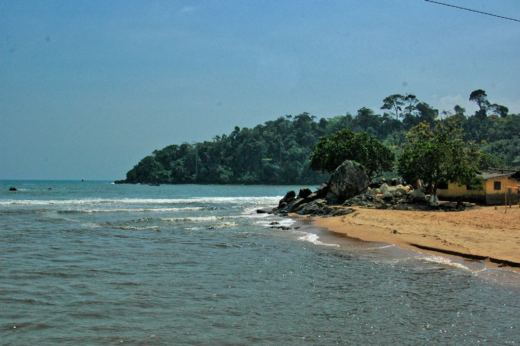 Fort Batenstein, Dutch warships blocked the Ahanta prople and King Badu Bunsu II